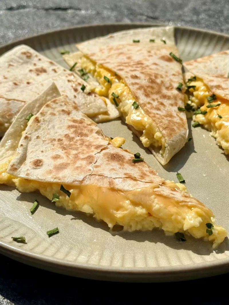 Quesadillas aux œufs brouillés et aux 3 fromages