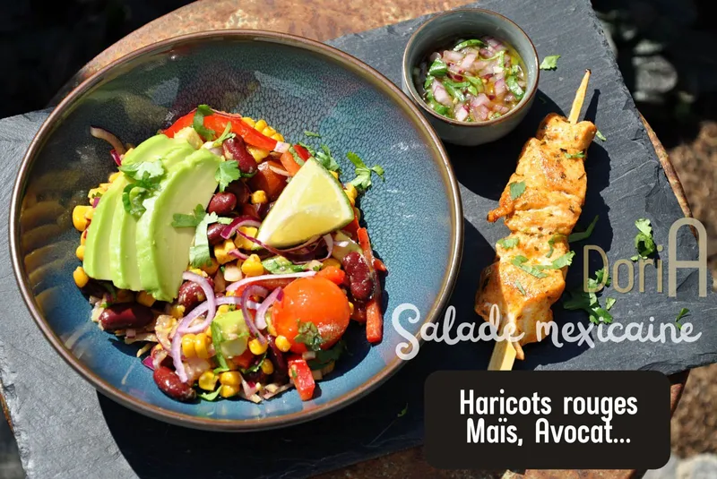 Salade mexicaine aux haricots rouges, maïs, avocat et brochettes de poulet
