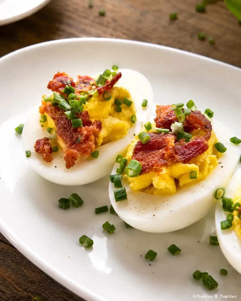 Œufs mimosa au lard fumé, façon deviled eggs