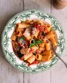 Pâtes aux aubergines, tomates et parmesan