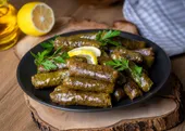 Feuilles de vigne estivales – courgettes, boulgour et citron confit