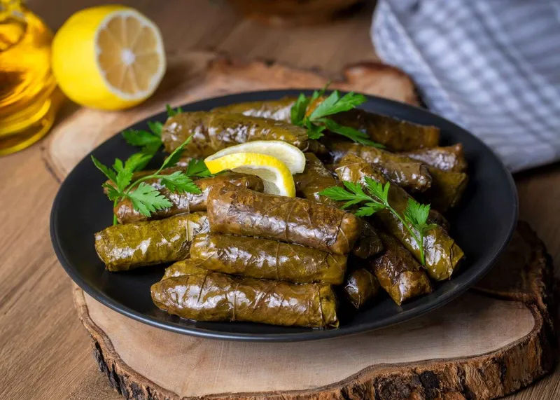 Feuilles de vigne estivales – courgettes, boulgour et citron confit