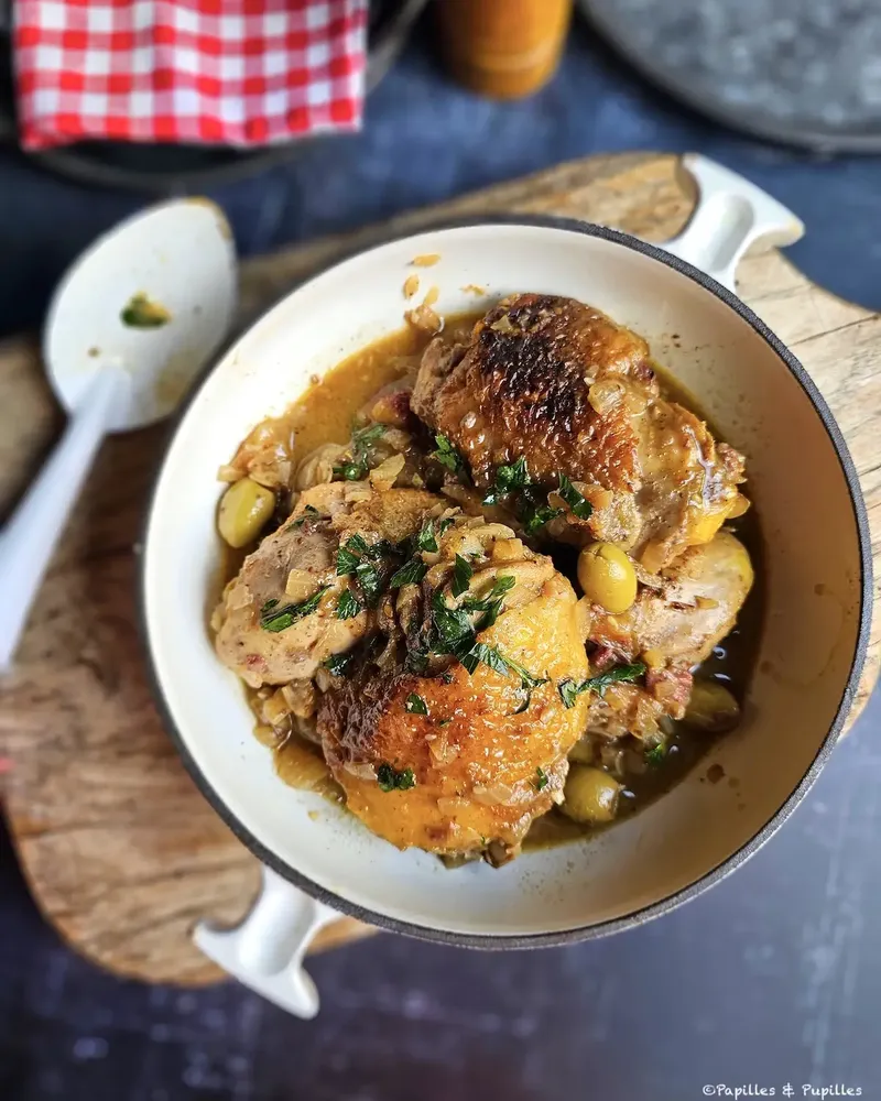 Cuisses de poulet aux dattes, olives vertes, citron confit et zaatar