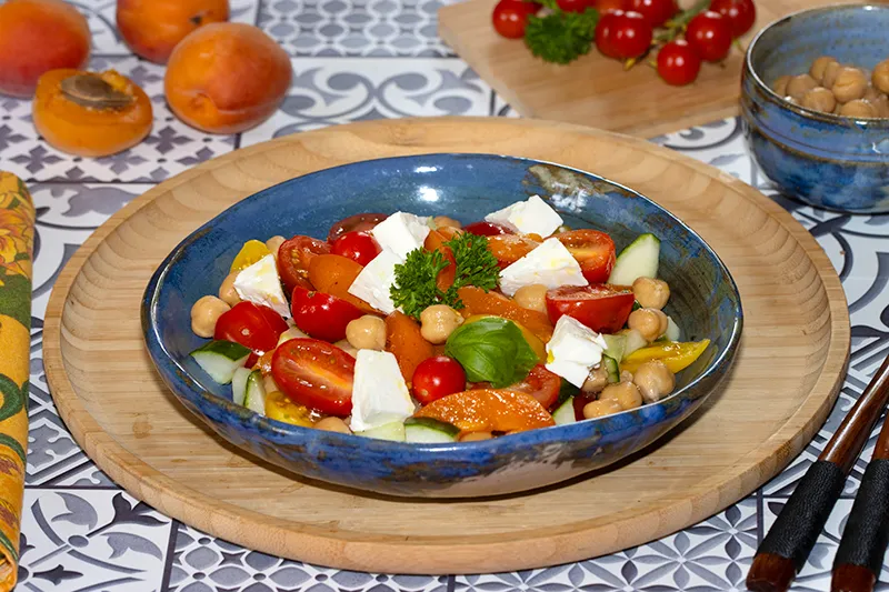 Salade, pois chiches, tomates et abricots