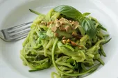 Spaghettis de courgette sauce avocat