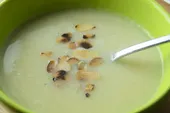 Élégante et ultra simple, la soupe de courgette aux amandes