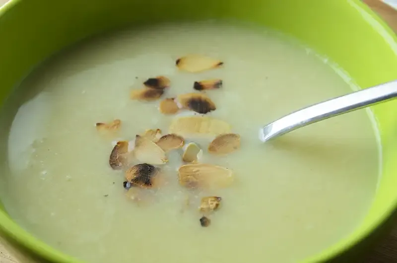 Élégante et ultra simple, la soupe de courgette aux amandes