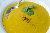 Soupe de courgettes au curry : un goût de voyage