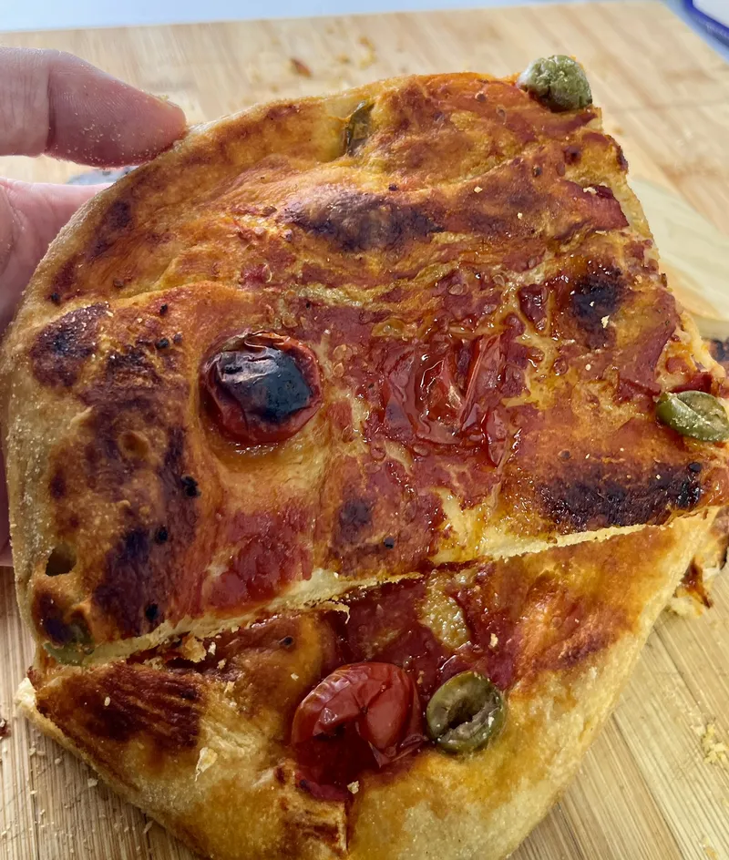 Pizza marinara aux olives vertes