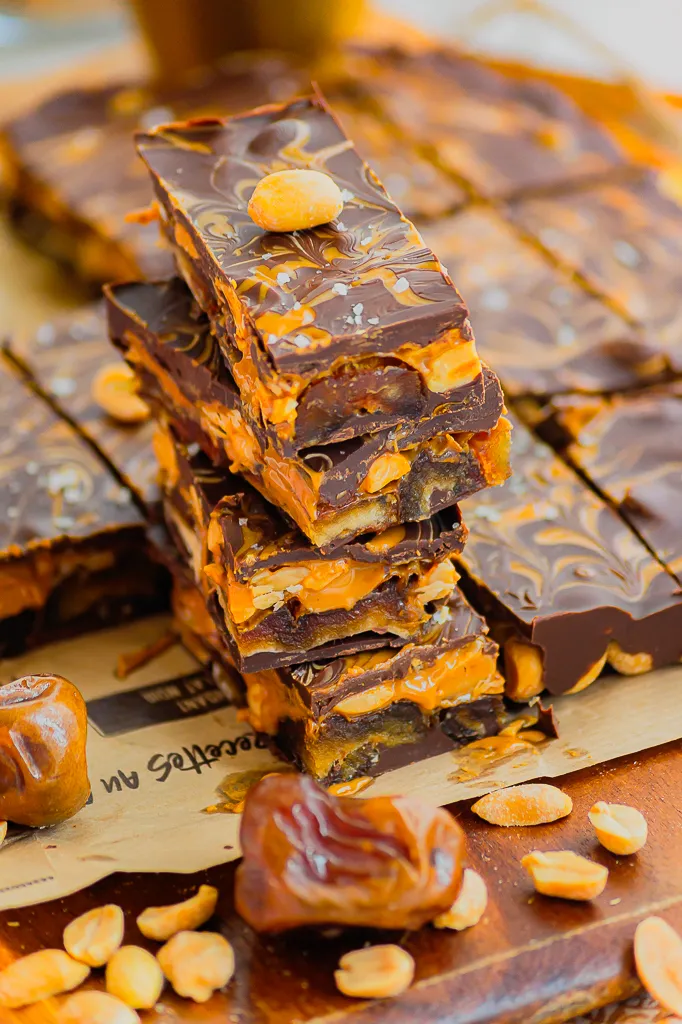 Barres dattes cacahuètes et chocolat (sans cuisson)