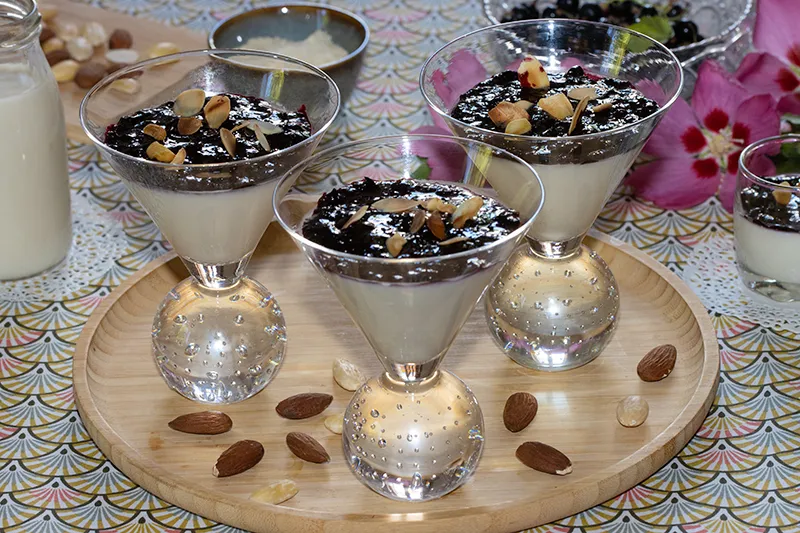 Panna cotta au lait d’amande, compotée de cassis, fève de tonka