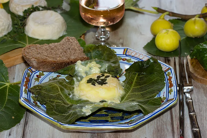 Chèvre chaud en feuille de figuier