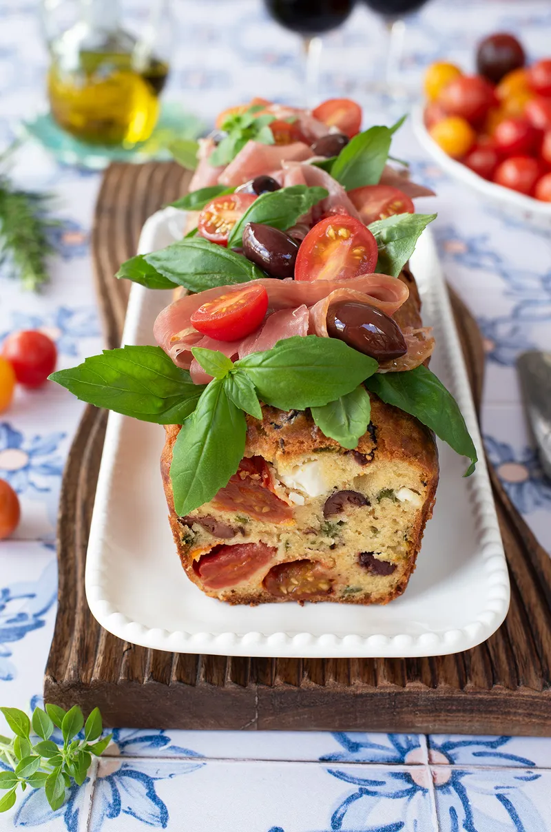 Cake tomates rôties, feta et olives
