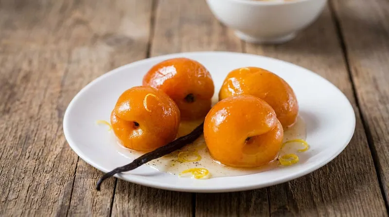 Abricots pochés vanille, miel et poivre long : la recette gourmande