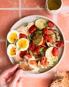 Assiette méditerranéenne au houmous et légumes rôtis