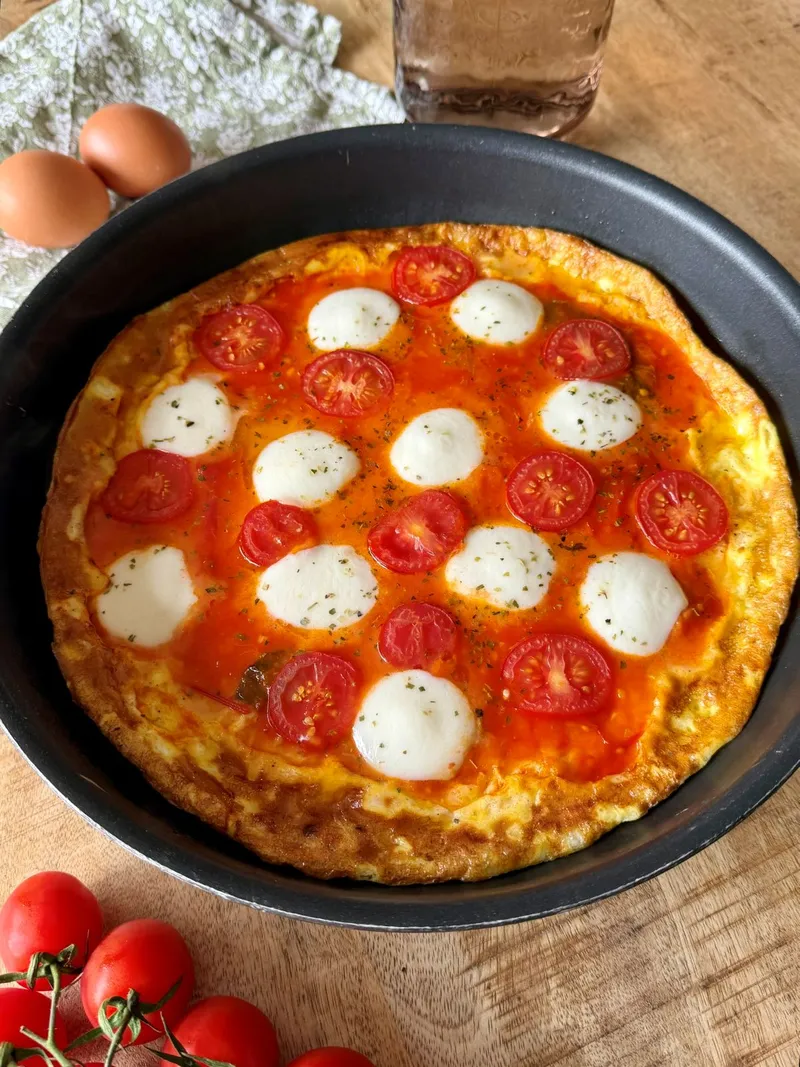 Omelette pizza à la mozzarella et à la tomate