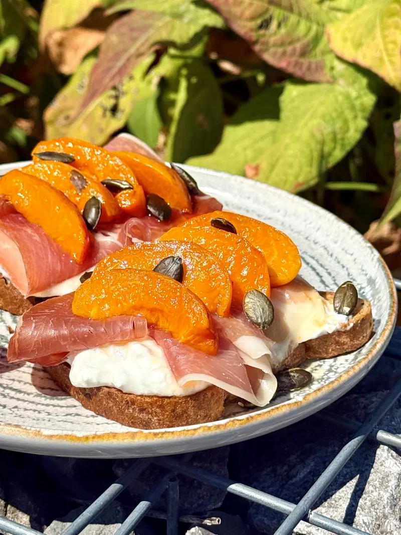 Bruschetta Abricot Stracciatella et Jambon Cru