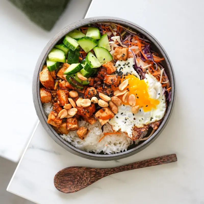 Bibimbap de tofu sauce sriracha (facile et rapide)