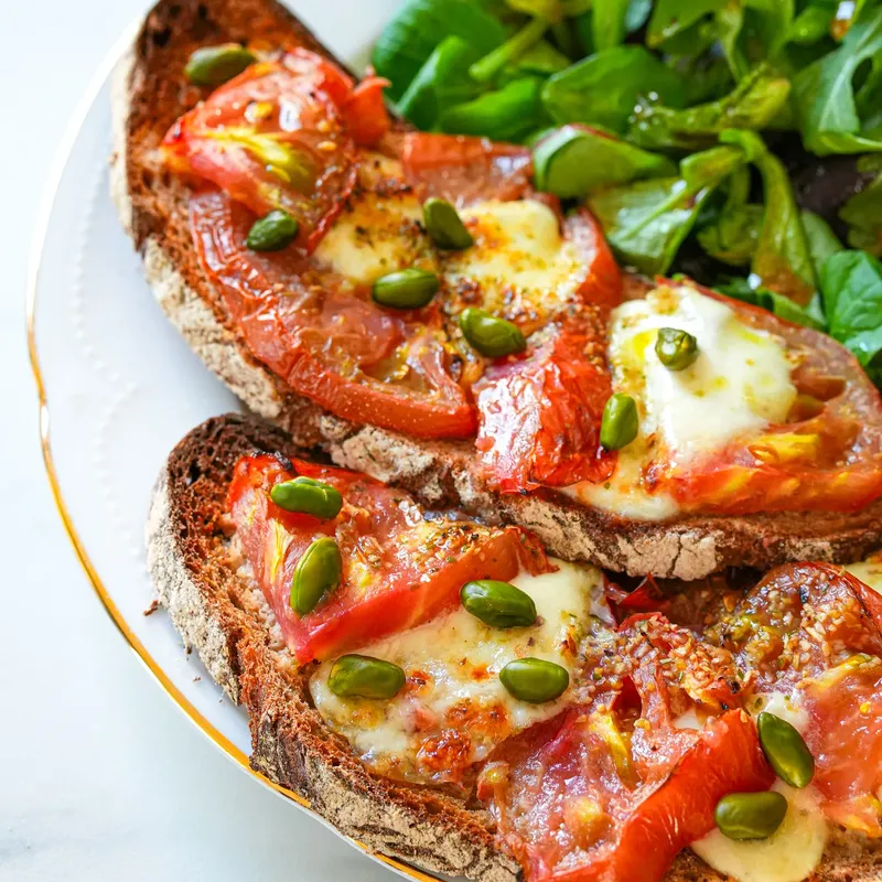 Tartines grillées à la tomate & mozzarella