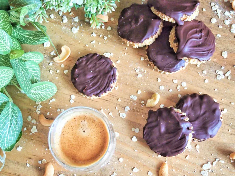 Biscuits aux flocons d’avoine, cacahuète et chocolat