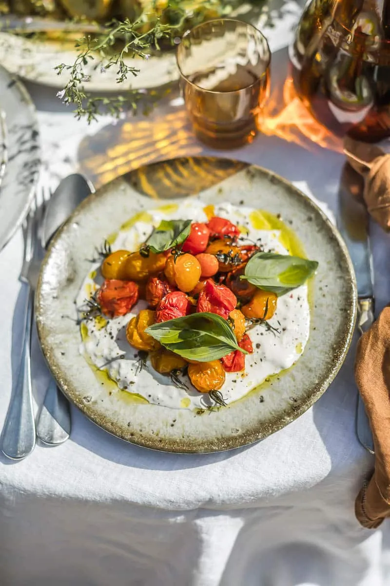 Tomates cerises confites au four et stracciatella crémeuse