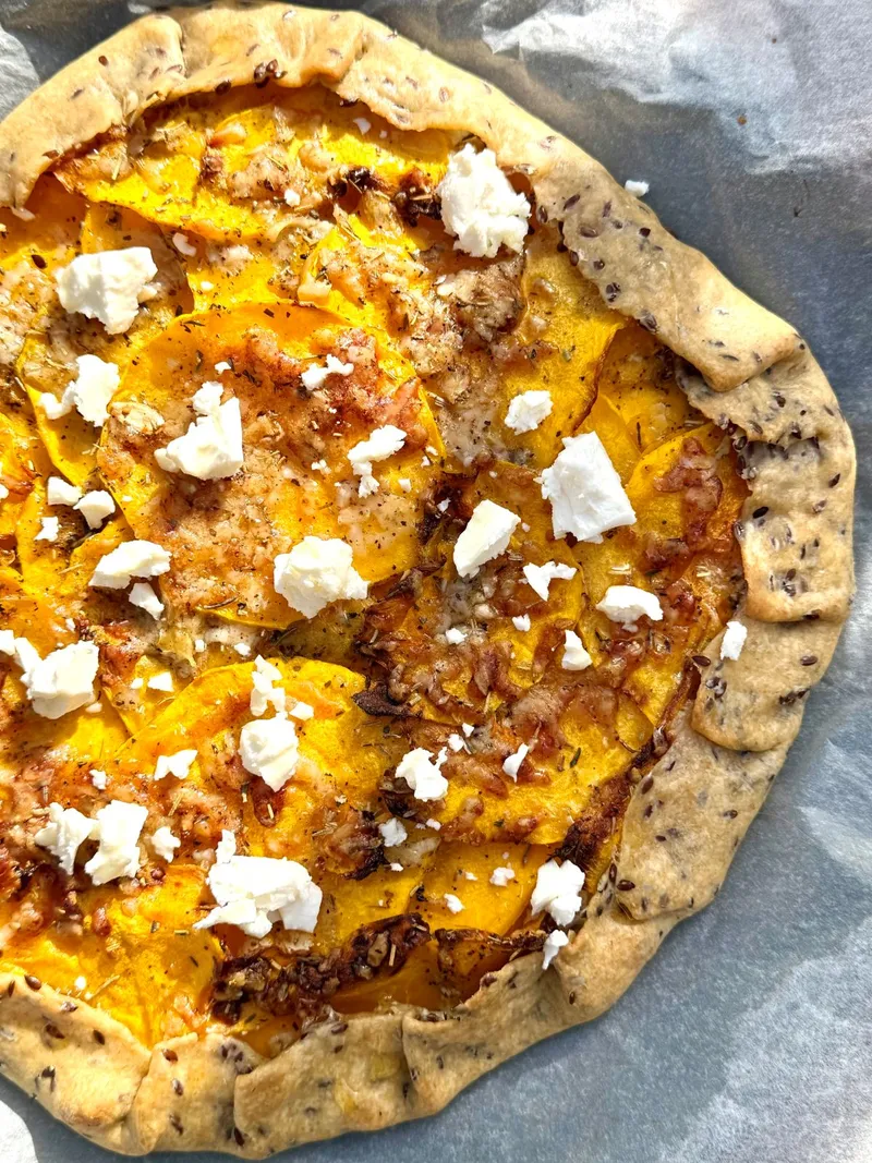 Tarte rustique butternut feta – pâte légère aux graines de lin