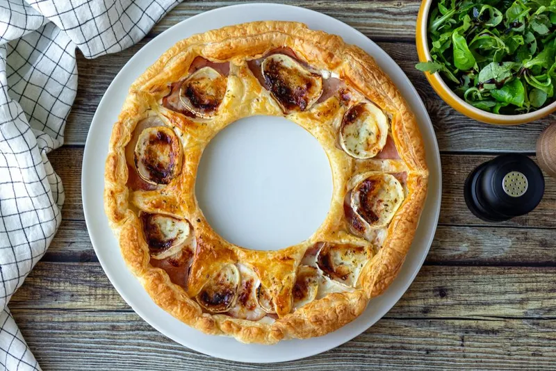 Tarte feuilletée au chèvre, bacon et miel