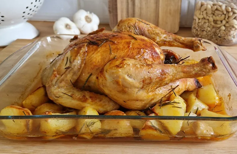 Poulet fermier rôti au four paprika et pommes de terre fondantes