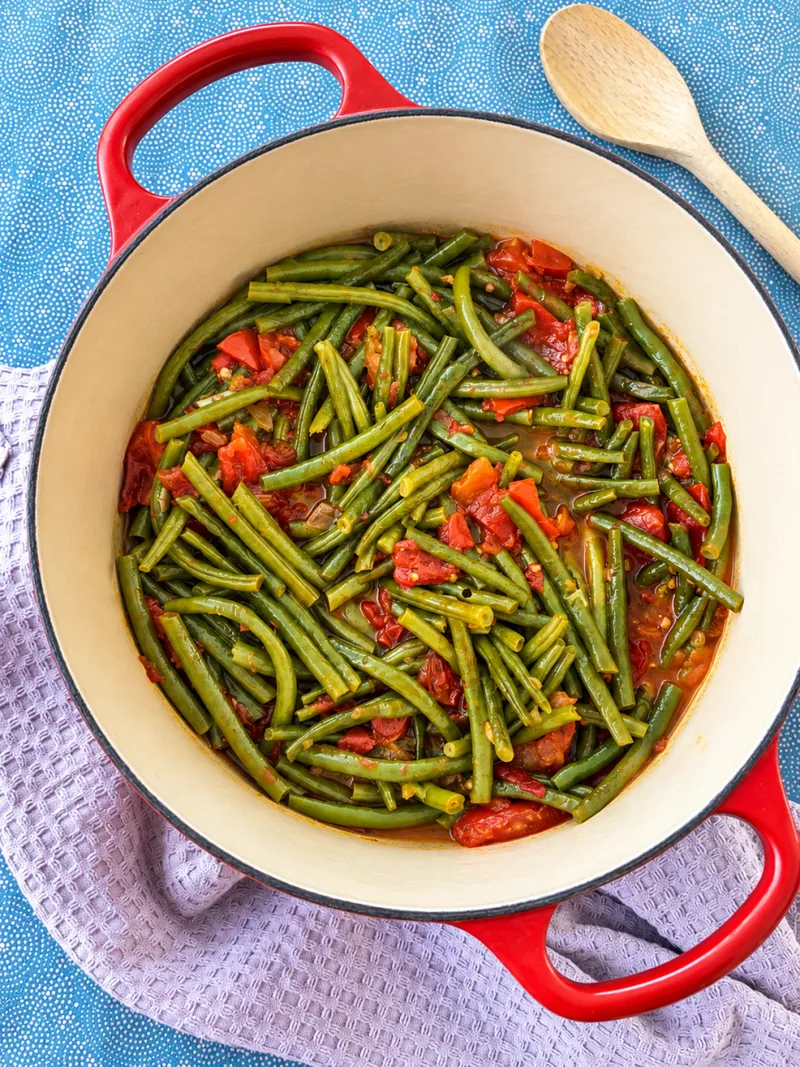 Haricots verts à la sauce tomate.
