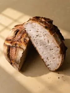 Pain blanc au levain maison : la recette facile pour une mie légère !