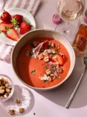 Gaspacho fraises tomates : la soupe froide de l’été aussi fraîche qu’originale