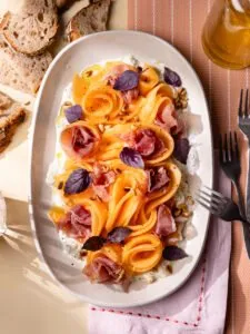Melon jambon revisité : carpaccio de melon, stracciatella et jambon cru