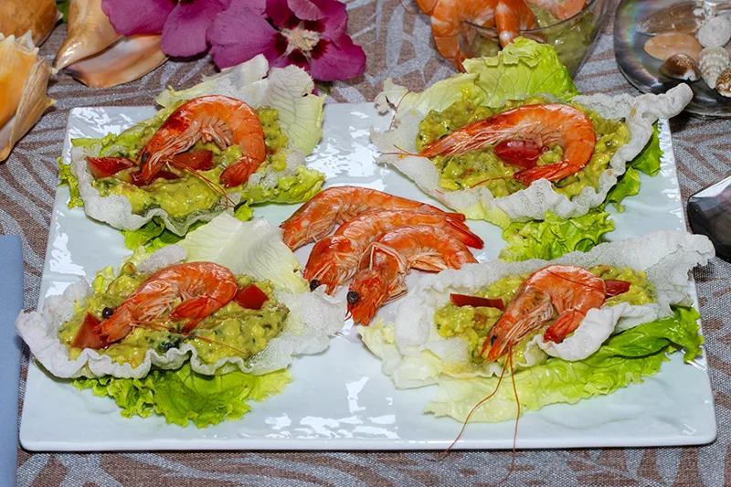 Chips de feuilles de riz au guacamole et crevettes
