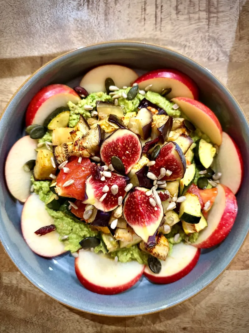 Légumes rôtis au piment d’Espelette, crème d’avocat, figue et pomme