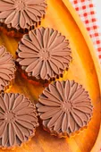 Moelleux noisette pralin et coque chocolat