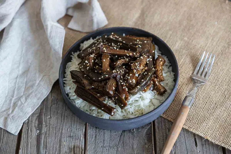 Aubergines laquées au sésame, sauce soja et miel