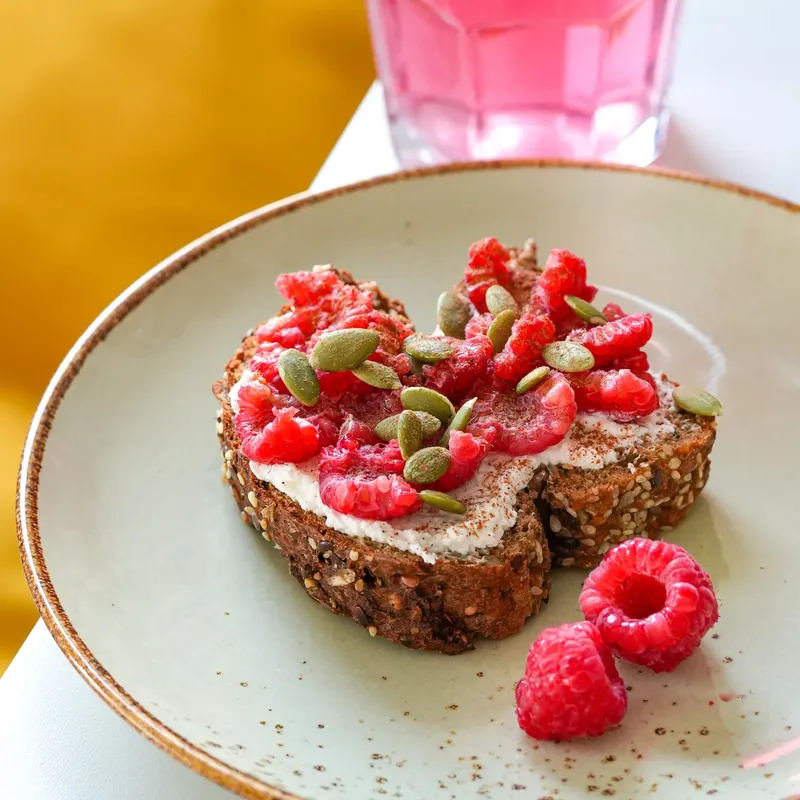 Tartine de pain protéiné, ricotta & framboises (low carb)