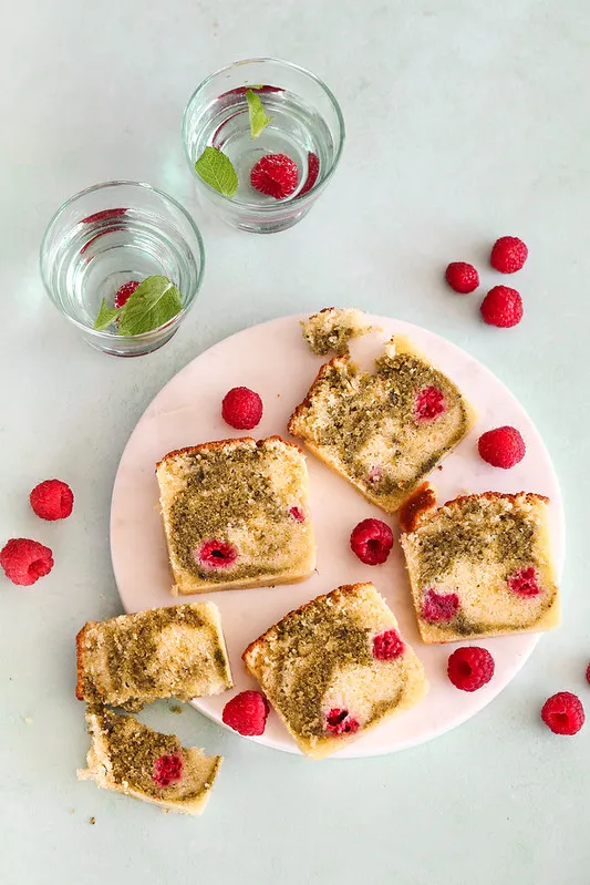 Cake marbré au matcha, chocolat blanc et framboise, tout moelleux