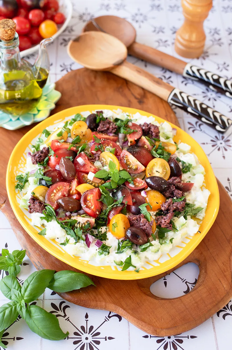 Salade burrata, tomates, concombre et olives