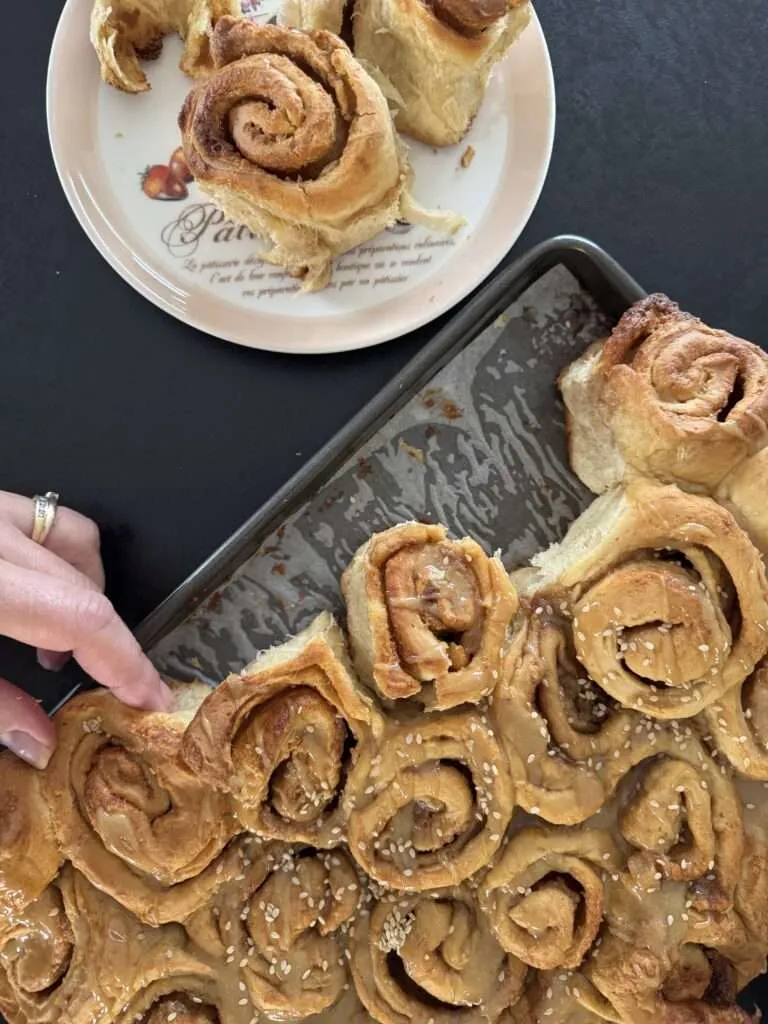 Cinnamon rolls grecs au tahini et miel de thym
