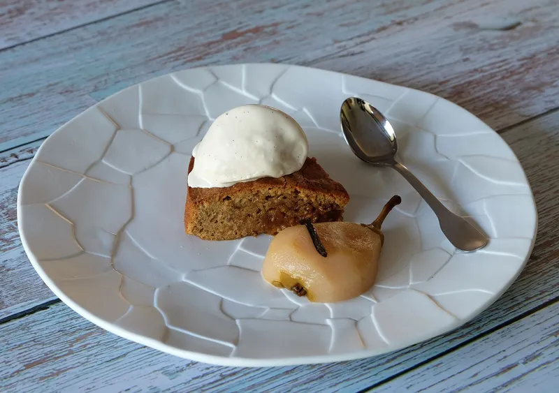 Poires pochées et leur biscuit moelleux aux noisettes et glace vanille