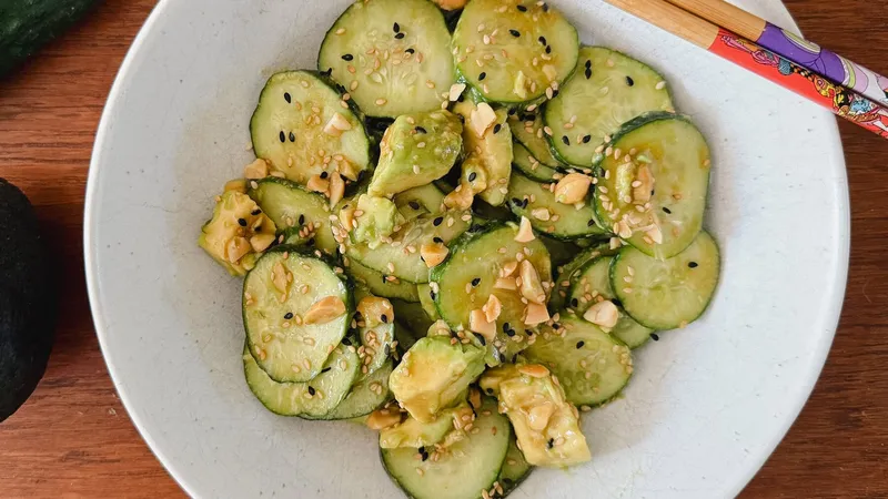 Salade croquante de concombre et avocat aux arachides