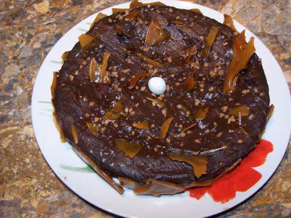 Entre le fondant et le brownies aux amandes surmontees de ganache et de debris de caramel