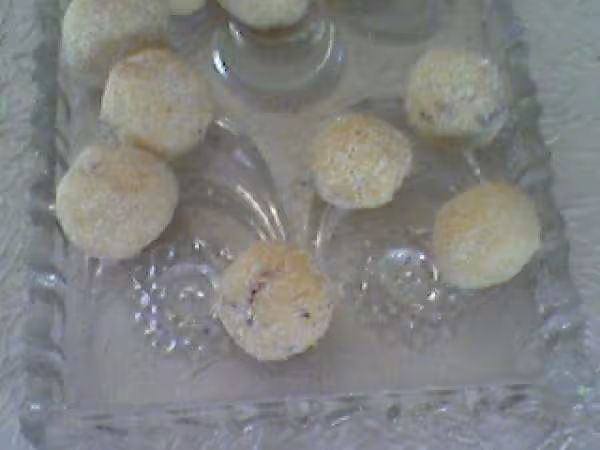 Truffe au chocolat blanc et a la noix de coco incruste de nougatine aux noix