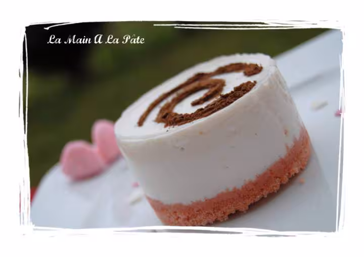 Cheesecake sans cuisson aux biscuits roses et grenadine