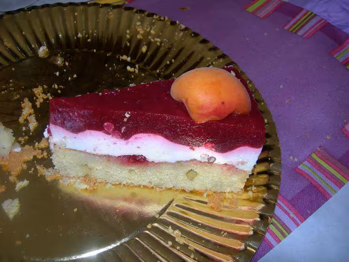 La derniere part du gateau fraboise au vin mousseux de cococitron
