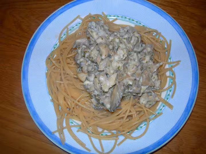 Sphagettis complets avec la sauce des croutes forestieres