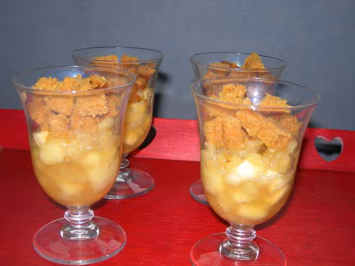 Verrine compotee de pommes aux miel et des de pain d epices