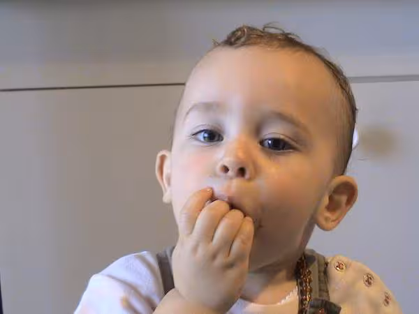 Noham et le gateau au yaourt