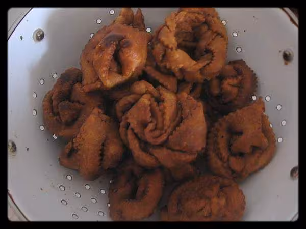 Chebbakia avant melange au miel